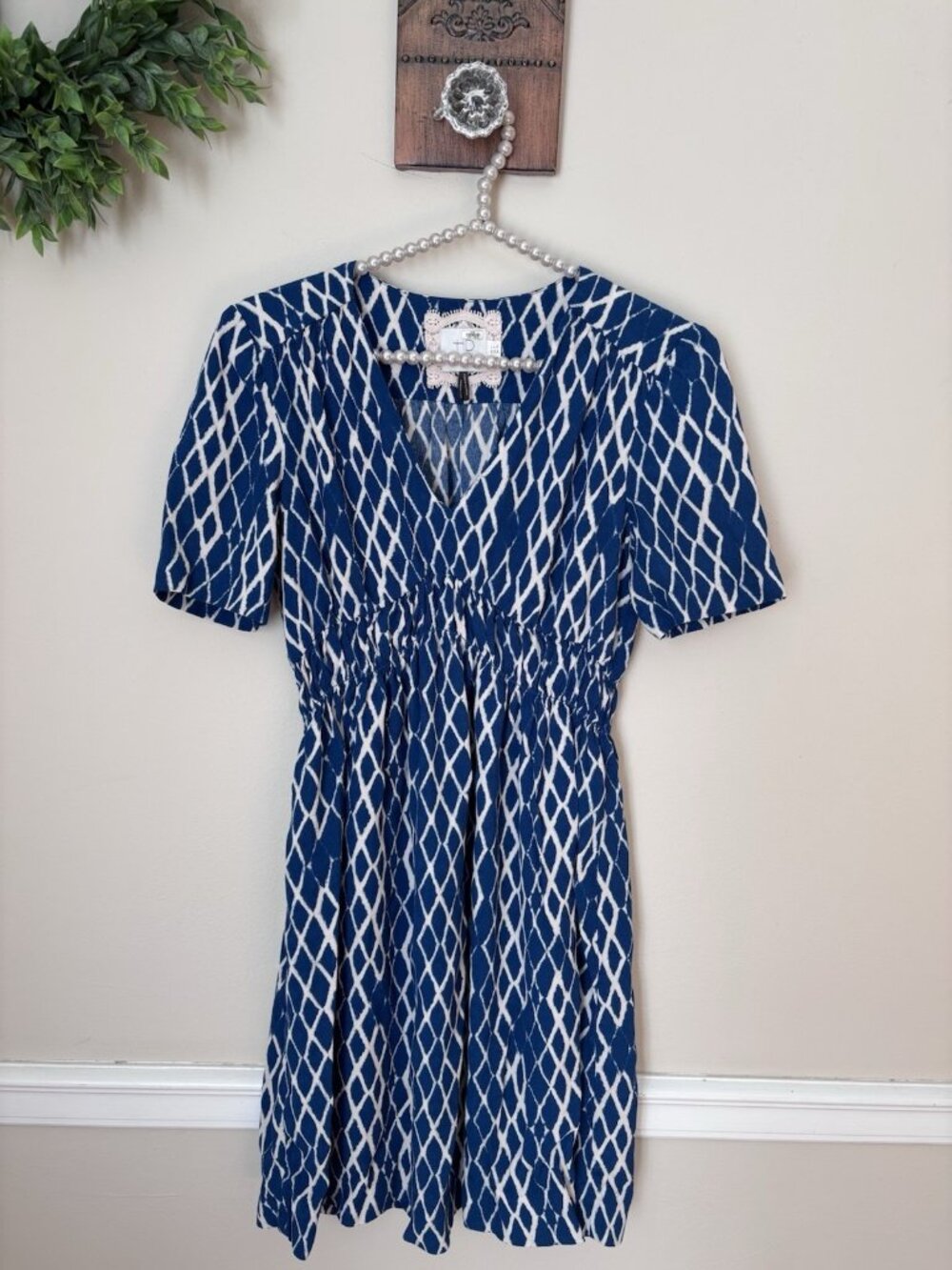 HD in Paris Size 2 Blue White Geometric V-Neck Smocked Waist A-Line Dress